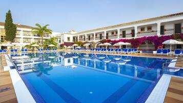 Outdoor pool, open 10 AM to 6 PM, pool loungers