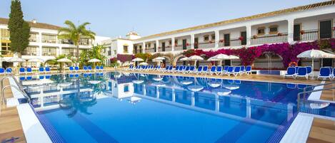 Outdoor pool, open 10 AM to 6 PM, sun loungers