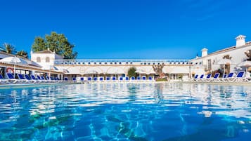Piscine extérieure, chaises longues