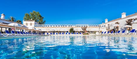 حمّام سباحة خارجي، مفتوح من 10 صباحًا إلى 6 مساءً، مقاعد للتشمس