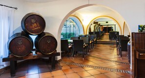 3 bars/lounges, 2 poolside bars
