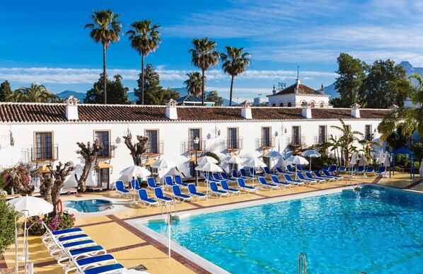 Outdoor pool, open 10 AM to 6 PM, pool loungers