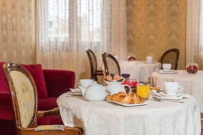 Daily continental breakfast (EUR 15 per person)