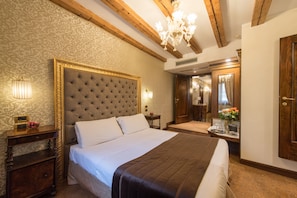Classic Room | Down comforters, minibar, in-room safe, desk - Palazzo Bembo - Exclusive Accommodation (Venice)