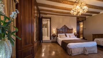 Junior Suite, Canal View (Grand Canal View / Rialto Bridge) | Down comforters, minibar, in-room safe, desk