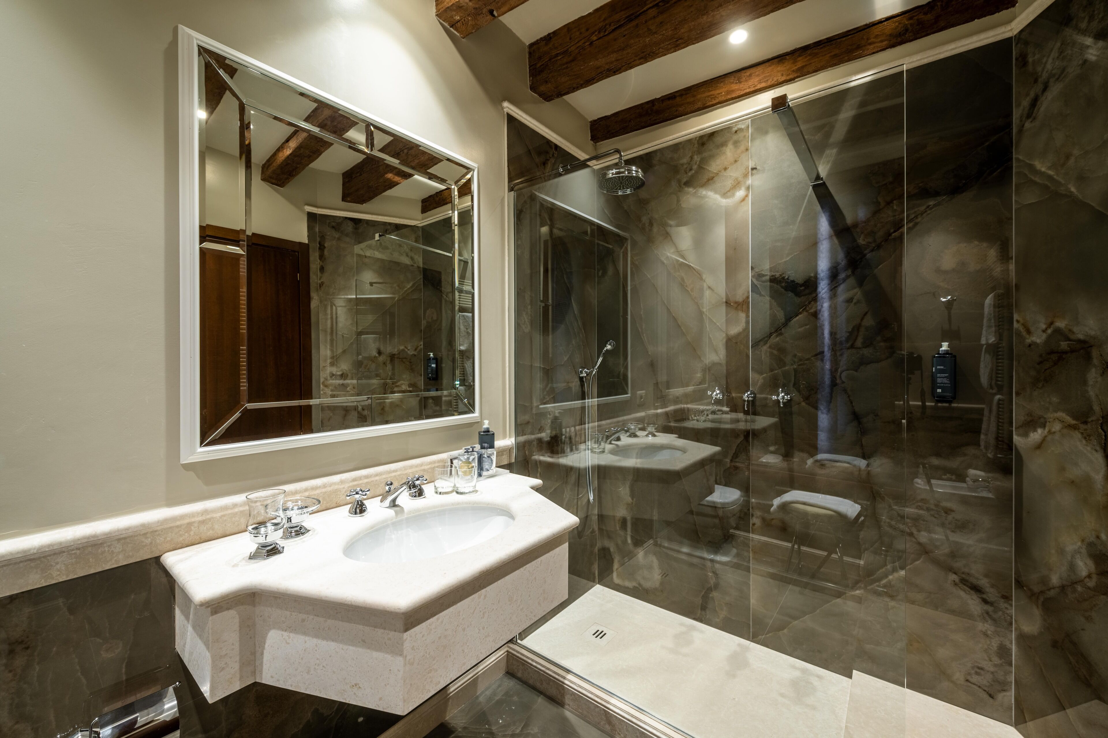 classic room, canal view | bathroom | combined shower/bathtub, free toiletries, hair dryer, slippers