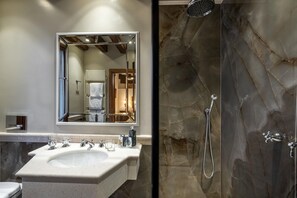 Habitación clásica, vista al canal | Baño | Tina con regadera, amenidades de baño gratuitas, secadora de cabello 
