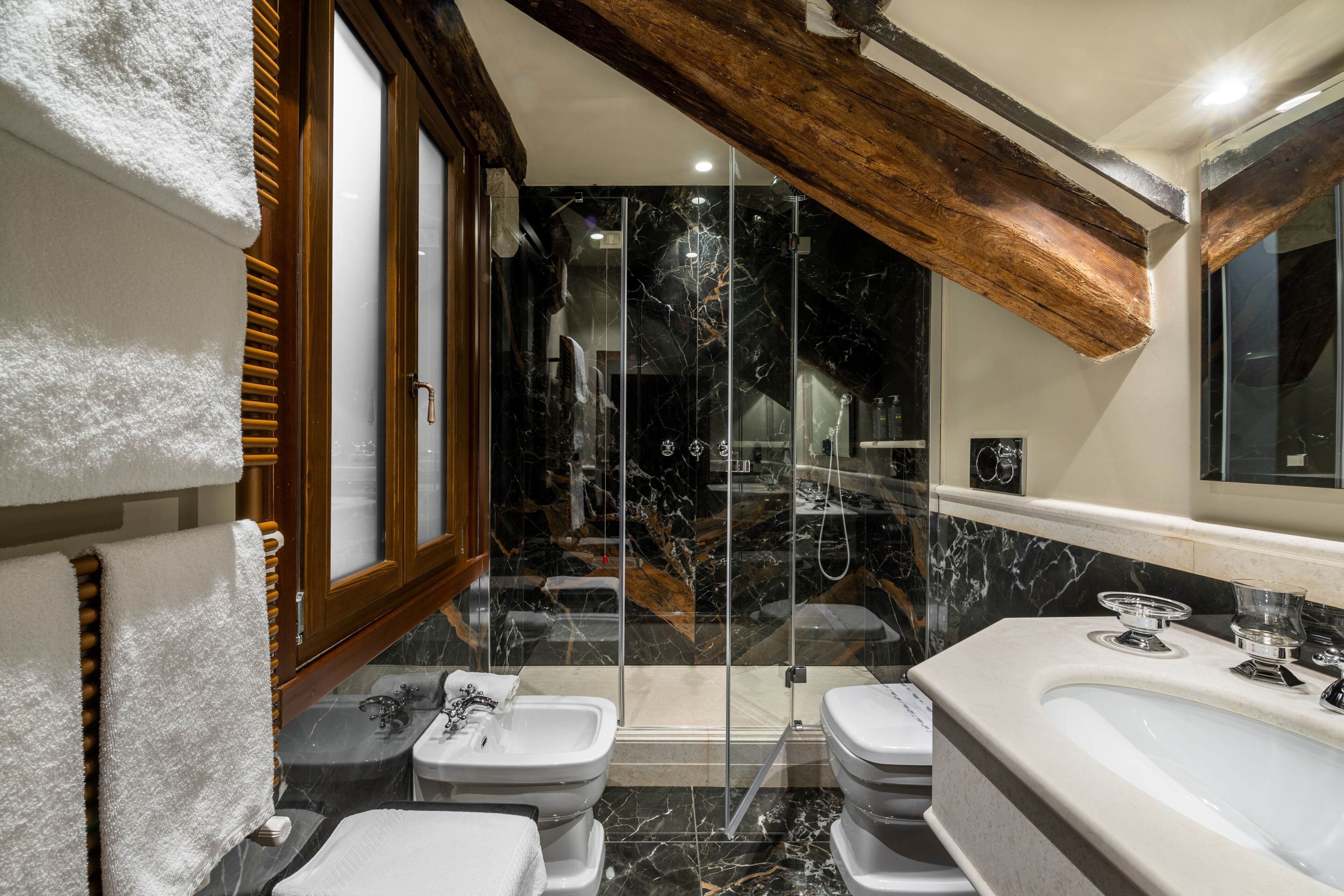 junior suite (antonio priuli) | bathroom | combined shower/bathtub, free toiletries, hair dryer, slippers