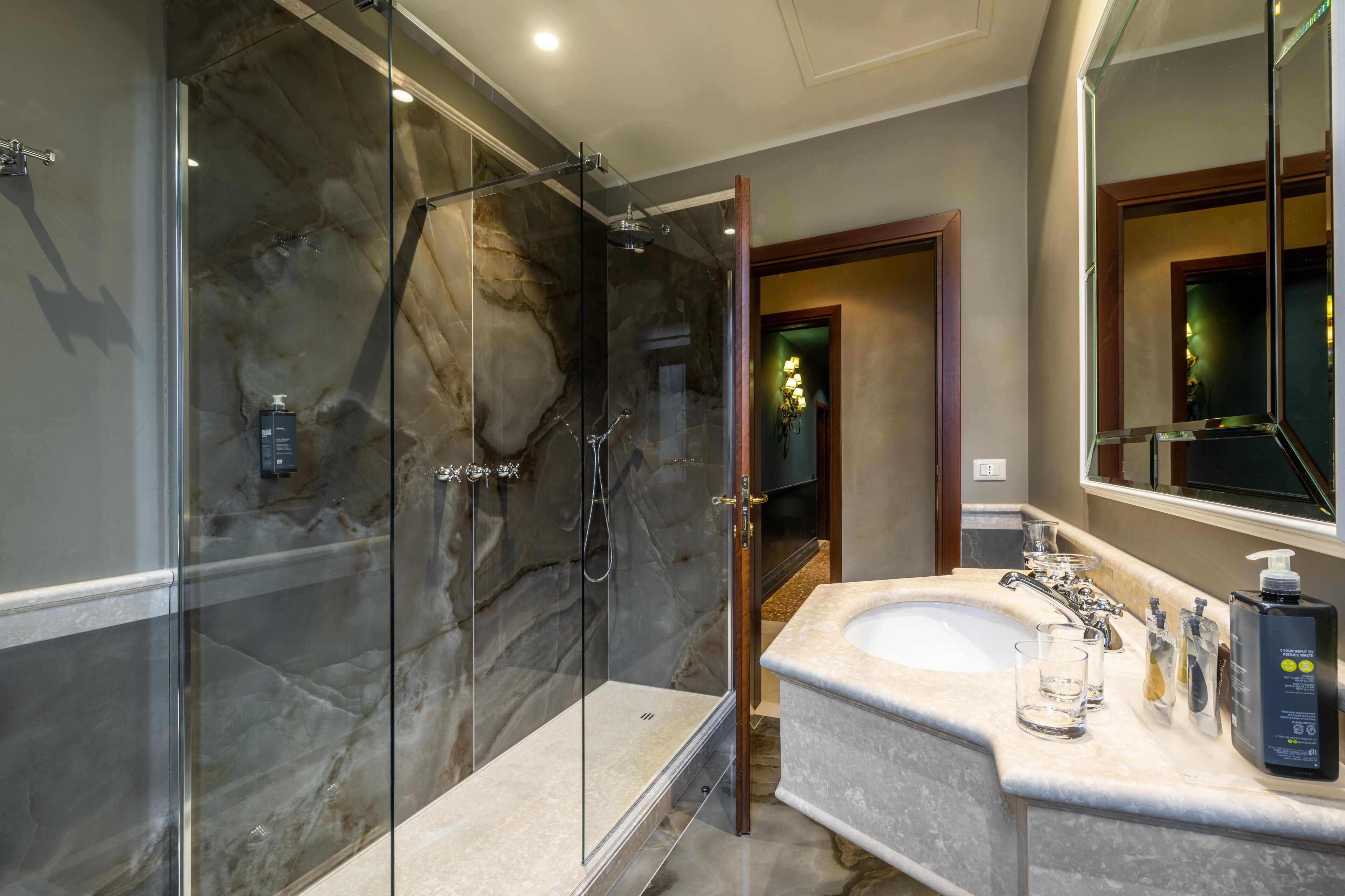 family room | bathroom | combined shower/bathtub, free toiletries, hair dryer, slippers