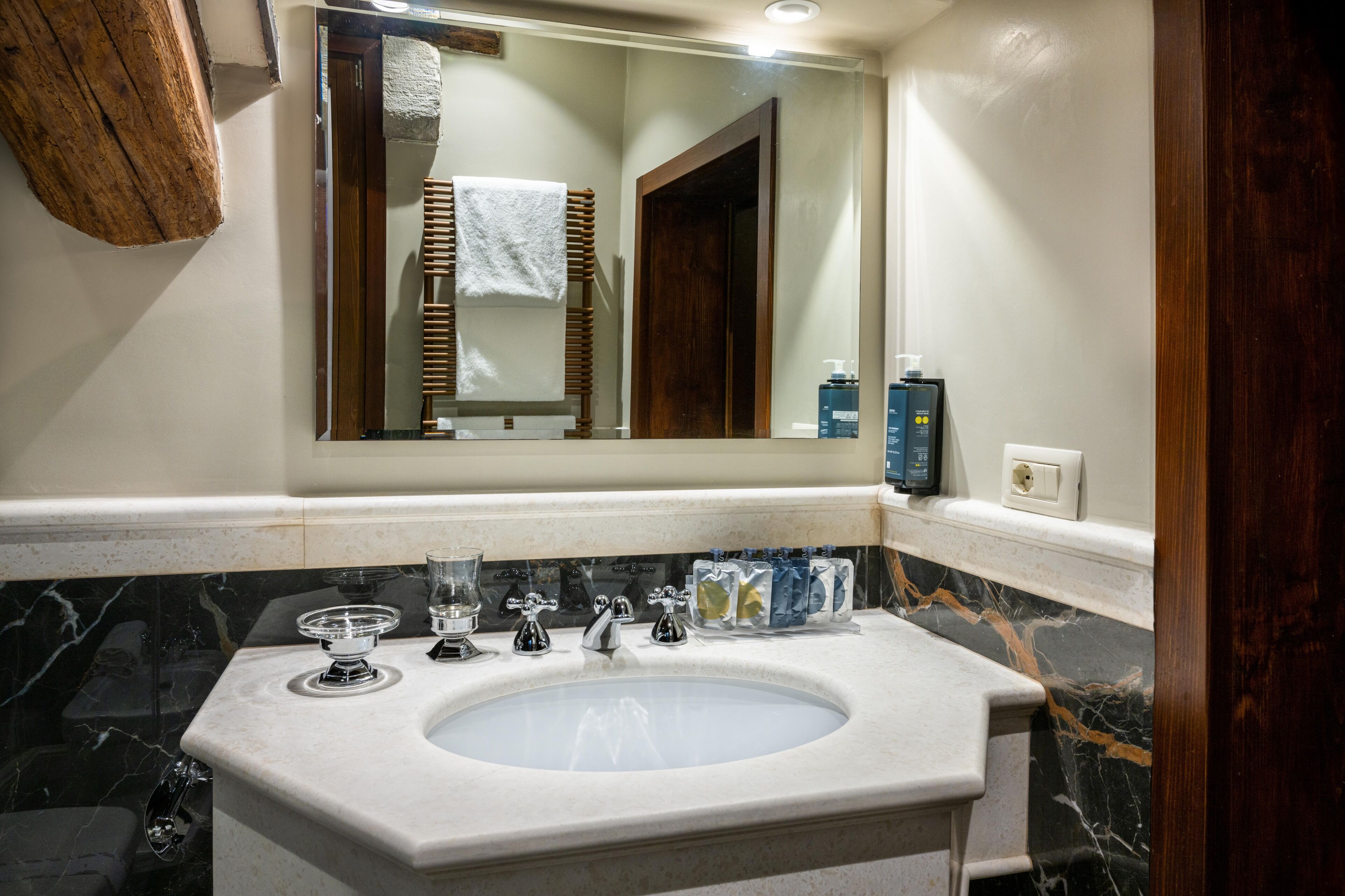 junior suite (antonio priuli) | bathroom | combined shower/bathtub, free toiletries, hair dryer, slippers