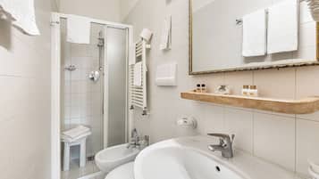 Luxury Double or Twin Room, Canal View | Bathroom | Shower, free toiletries, hair dryer, bidet