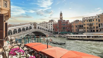 Camera Luxury con letto matrimoniale o 2 letti singoli, vista canale | Vista dalla camera
