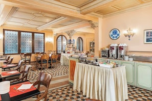 Tägliches Frühstücksbuffet (6 EUR pro Person)