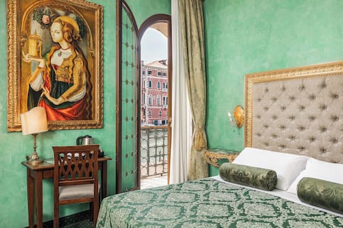 Luxury-Doppel- oder -Zweibettzimmer, Kanalblick | Minibar, Zimmersafe, Schreibtisch, schallisolierte Zimmer