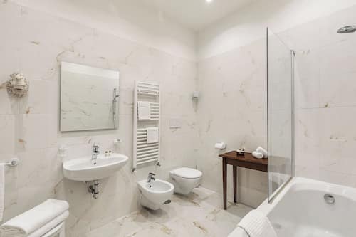 Dusche, kostenlose Toilettenartikel, Haartrockner, Bidet