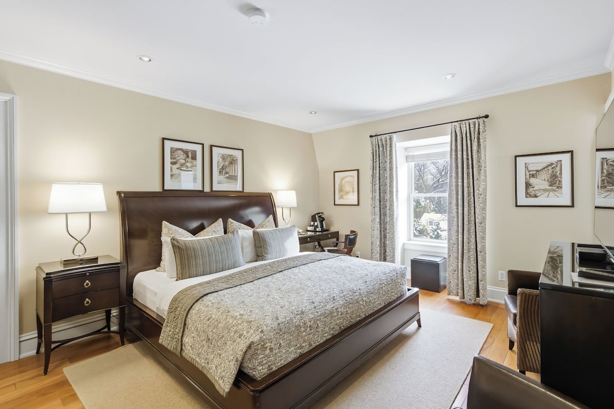 Deluxe Room, 1 King Bed | Premium bedding, pillowtop beds, desk, laptop workspace