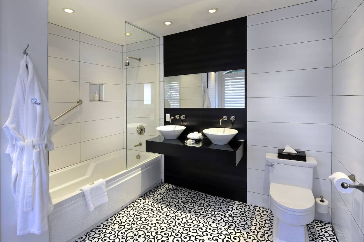 premium room, 1 king bed | bathroom | combined shower/bathtub, free toiletries, hair dryer, bathrobes