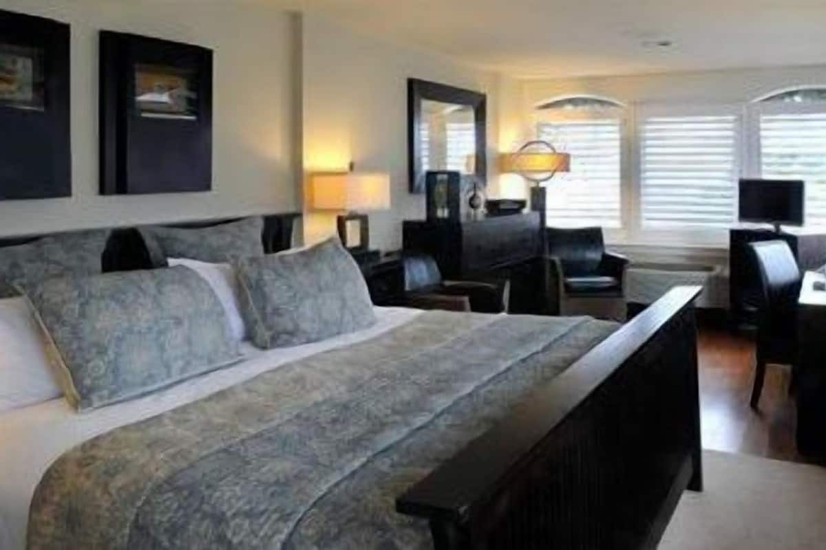 premium bedding, pillow-top beds, desk, laptop workspace