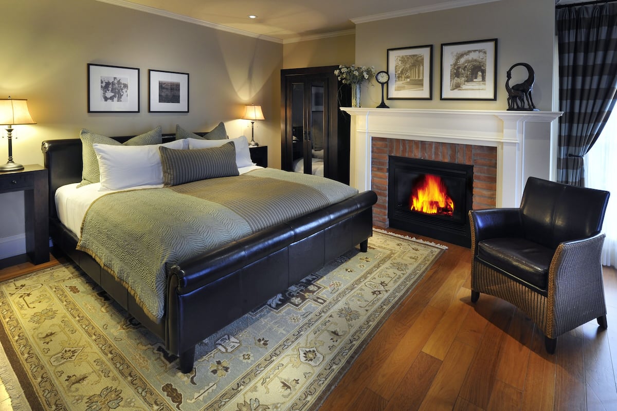 premium room, 1 king bed | premium bedding, pillow-top beds, desk, laptop workspace