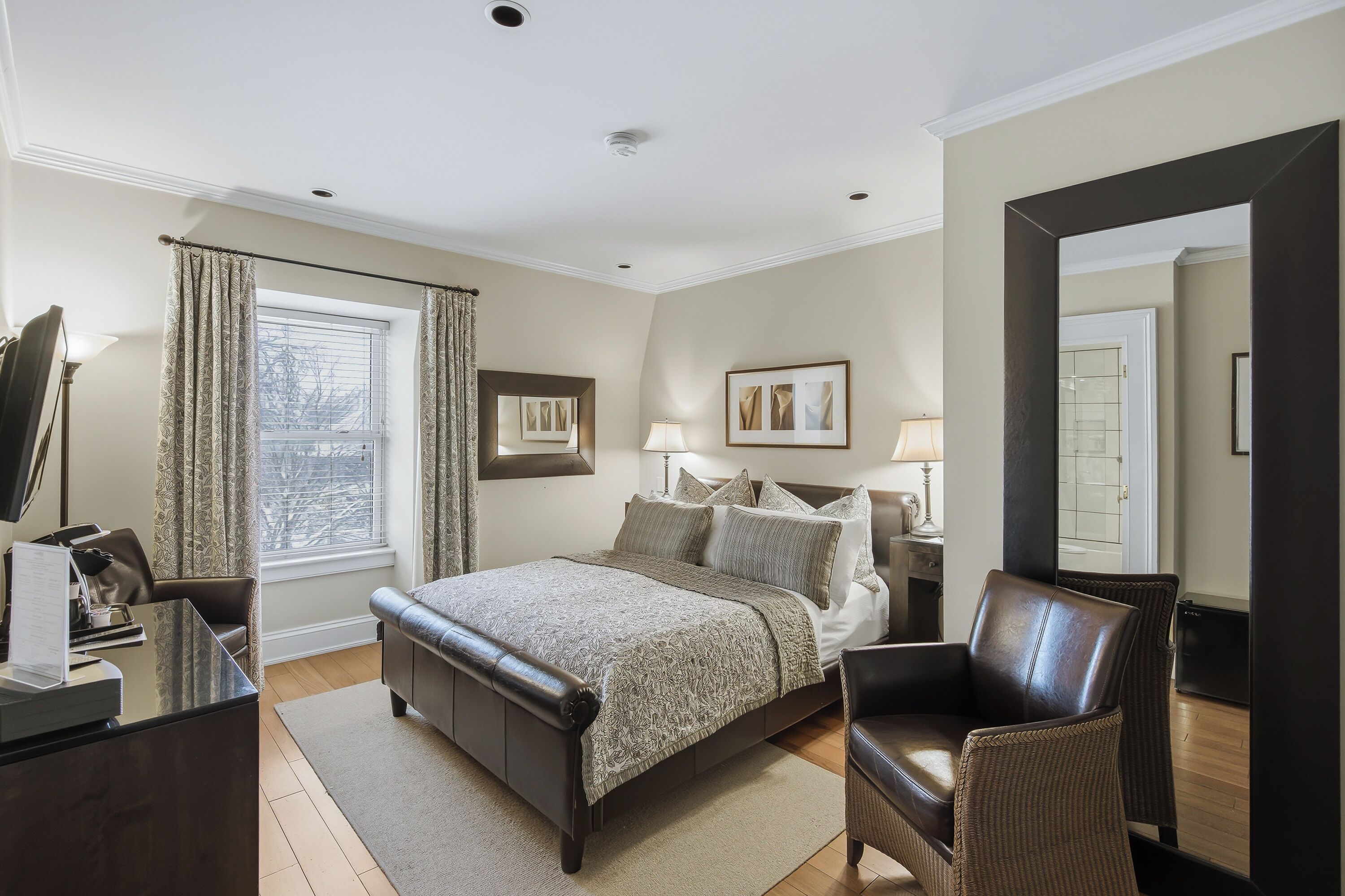 Deluxe Room, 1 Queen Bed, Non Smoking | Premium bedding, pillowtop beds, desk, laptop workspace