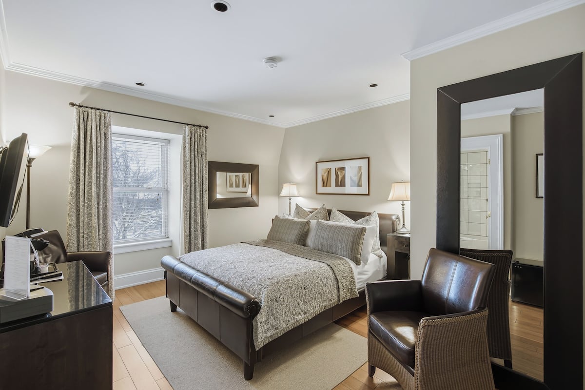 Deluxe Room, 1 Queen Bed, Non Smoking | Premium bedding, pillowtop beds, desk, laptop workspace