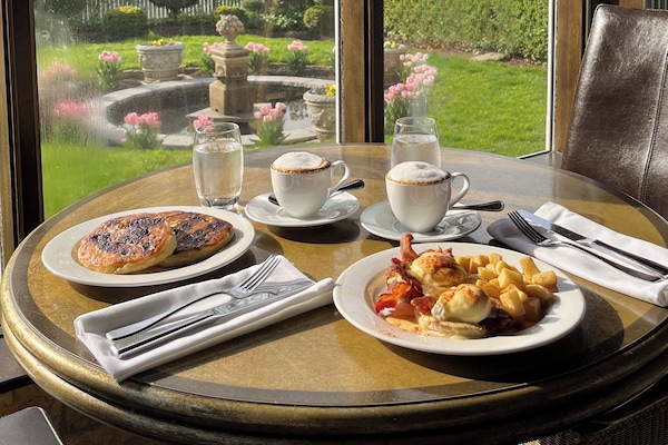 Daily cooked-to-order breakfast for a fee