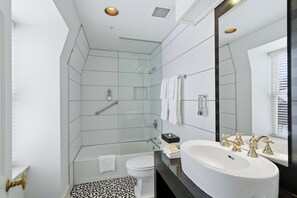 Deluxe Room, 1 King Bed | Bathroom | Combined shower/tub, free toiletries, hair dryer, bathrobes - Oban Inn (Niagara-on-the-Lake)