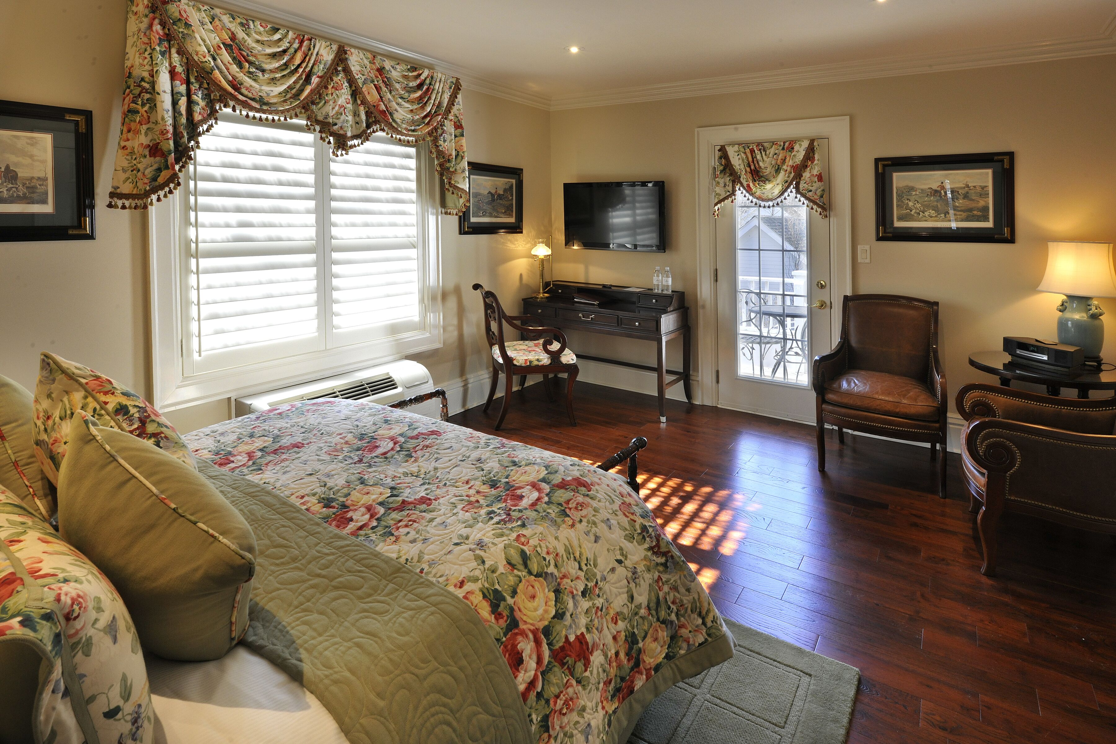 deluxe room, 1 queen bed, non smoking | premium bedding, pillow-top beds, desk, laptop workspace