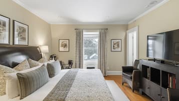 Deluxe Room, 1 King Bed | Premium bedding, pillowtop beds, desk, laptop workspace