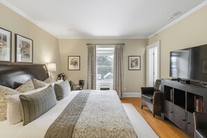 Deluxe Room, 1 King Bed | Premium bedding, pillowtop beds, desk, laptop workspace - Oban Inn (Niagara-on-the-Lake)