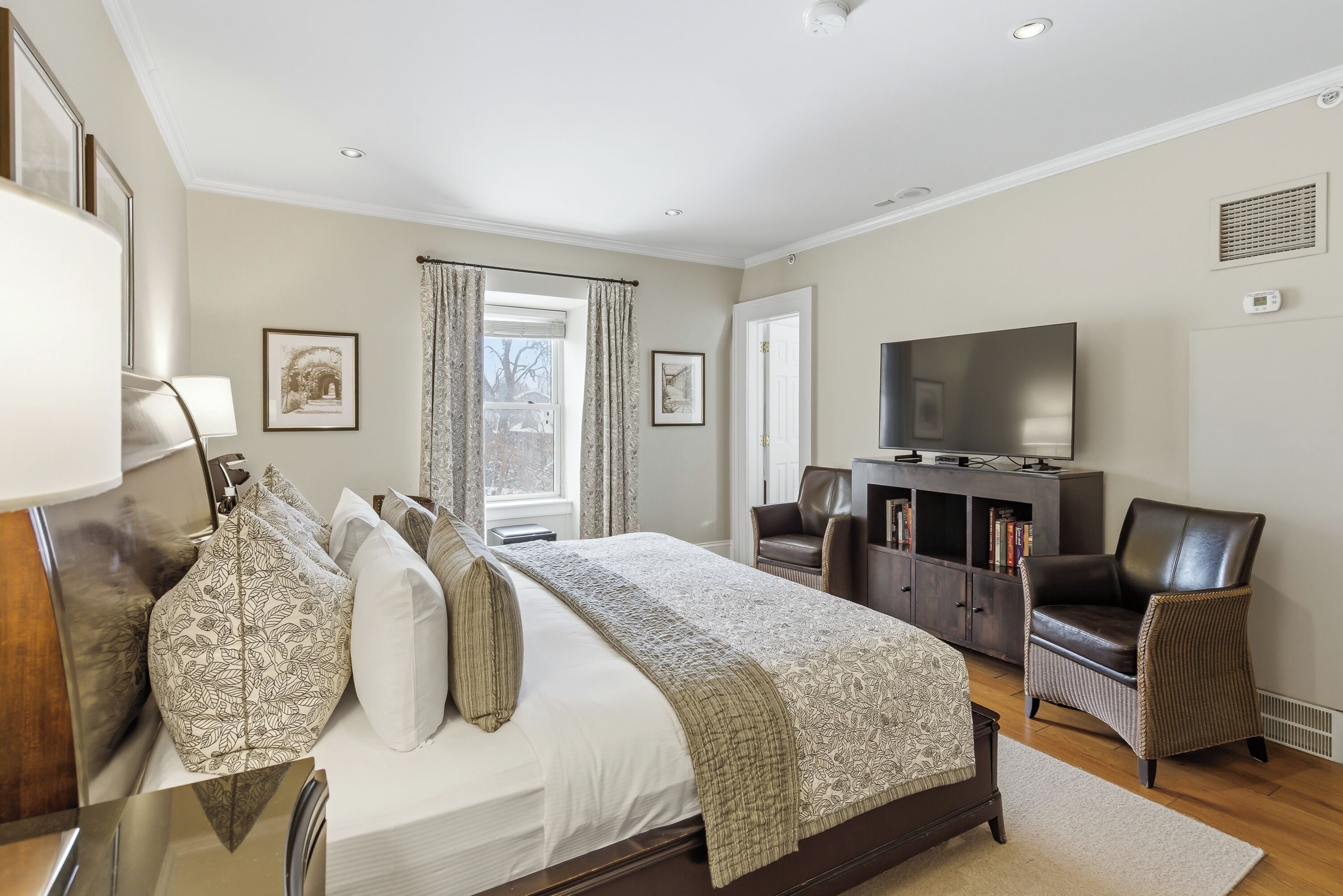 Phòng Deluxe, 1 giường cỡ king | Bộ đồ giường cao cấp, nệm có lớp đệm bông, bàn 