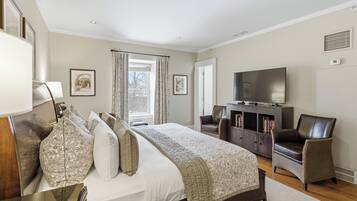 Phòng Deluxe, 1 giường cỡ king | Bộ đồ giường cao cấp, nệm có lớp đệm bông, bàn