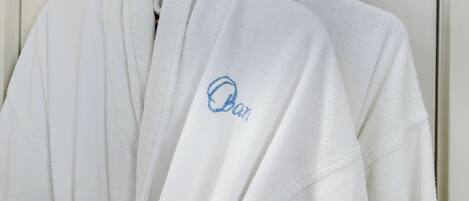 Una bata blanca con un logotipo azul bordado.