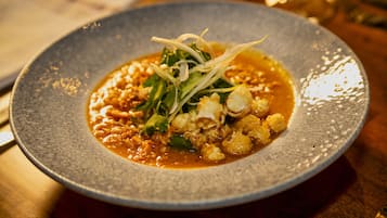 Un plato de sopa con diversos ingredientes.