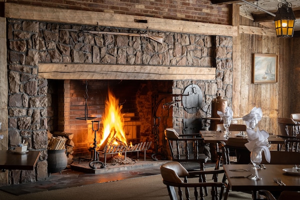 Breakfast, lunch, dinner served; sea views