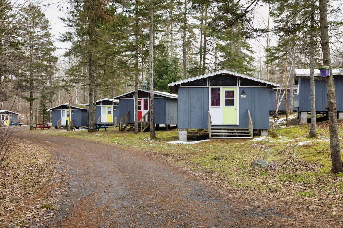 Yksilöllisesti kalustettu, työpöytä, pimennysverhot, silitysrauta/-lauta