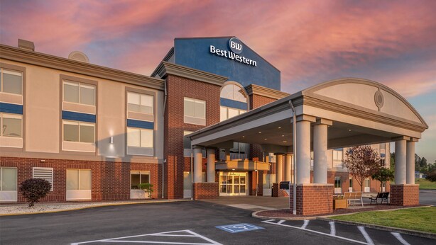 A Best Western hotel with a brick facade, a covered entrance, and a parking lot with handicapped accessibility. - Best Western Garden Inn (Bentleyville)