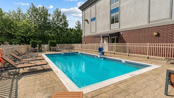 Een binnenzwembad, een seizoensgebonden buitenzwembad