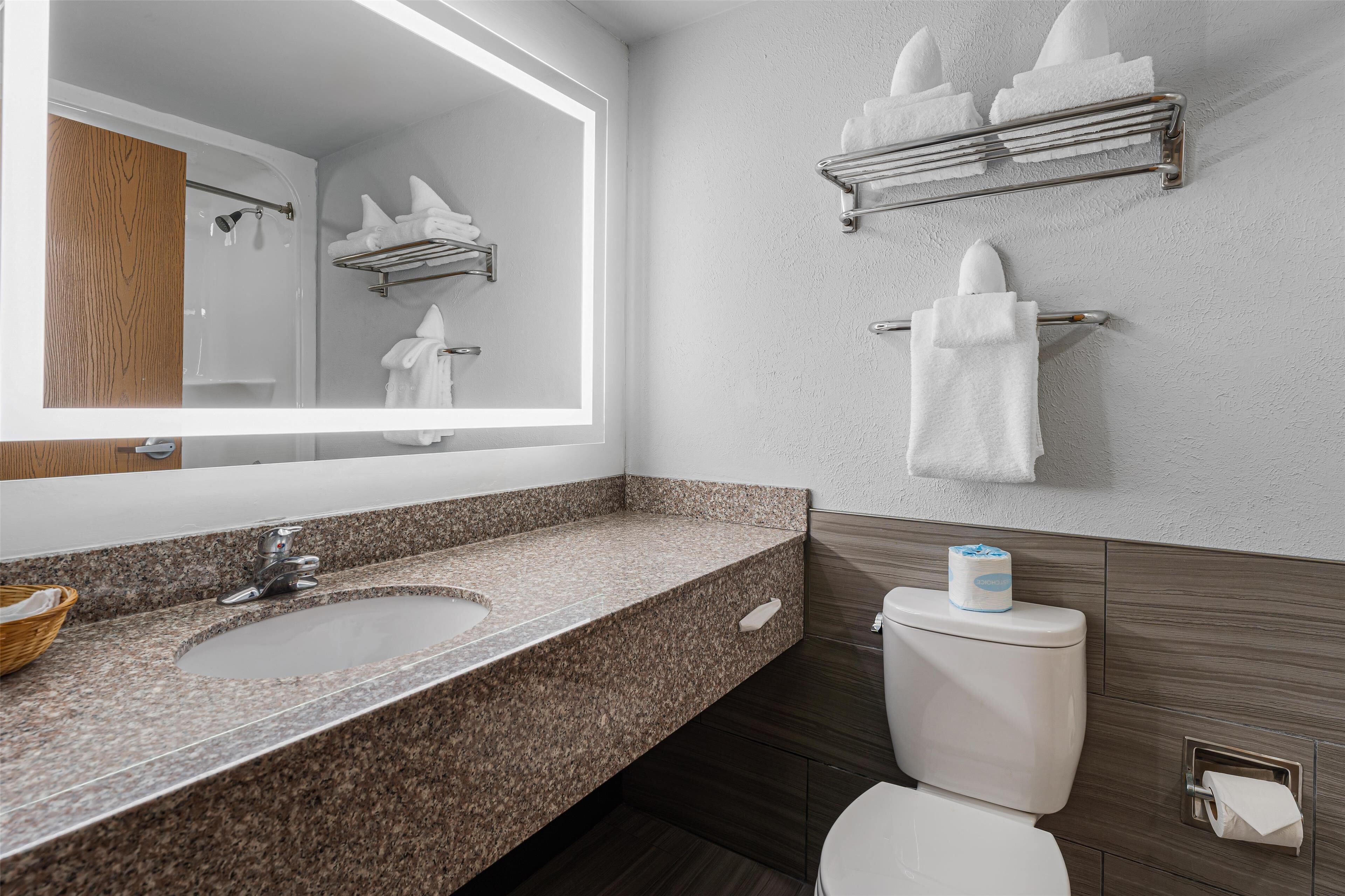 Combined shower/tub, hydromassage showerhead, hair dryer, towels