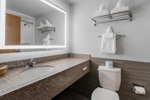 Combined shower/tub, hydromassage showerhead, hair dryer, towels - Best Western Garden Inn (Bentleyville)