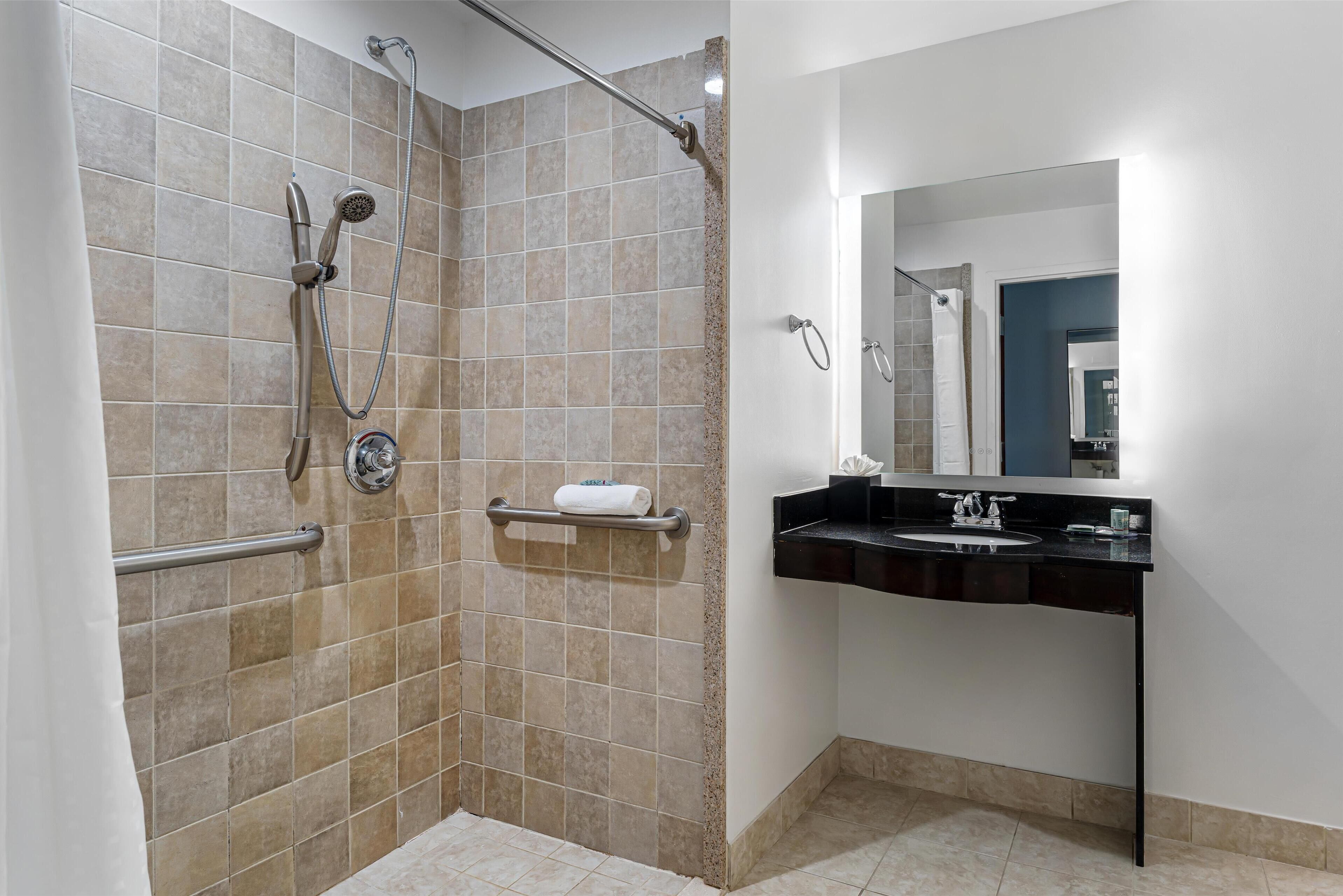 combined shower/bathtub, deep-soaking bathtub, hydromassage showerhead