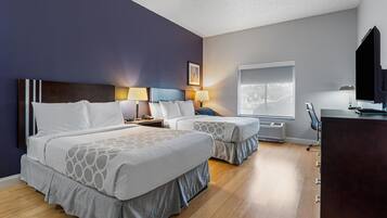 Quarto standard, 2 camas Queen, acessível, geladeira e micro-ondas | Cofres nos quartos, individualmente decorados