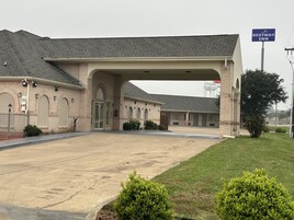 A Bestway Inn with a covered parking area and a brick facade.