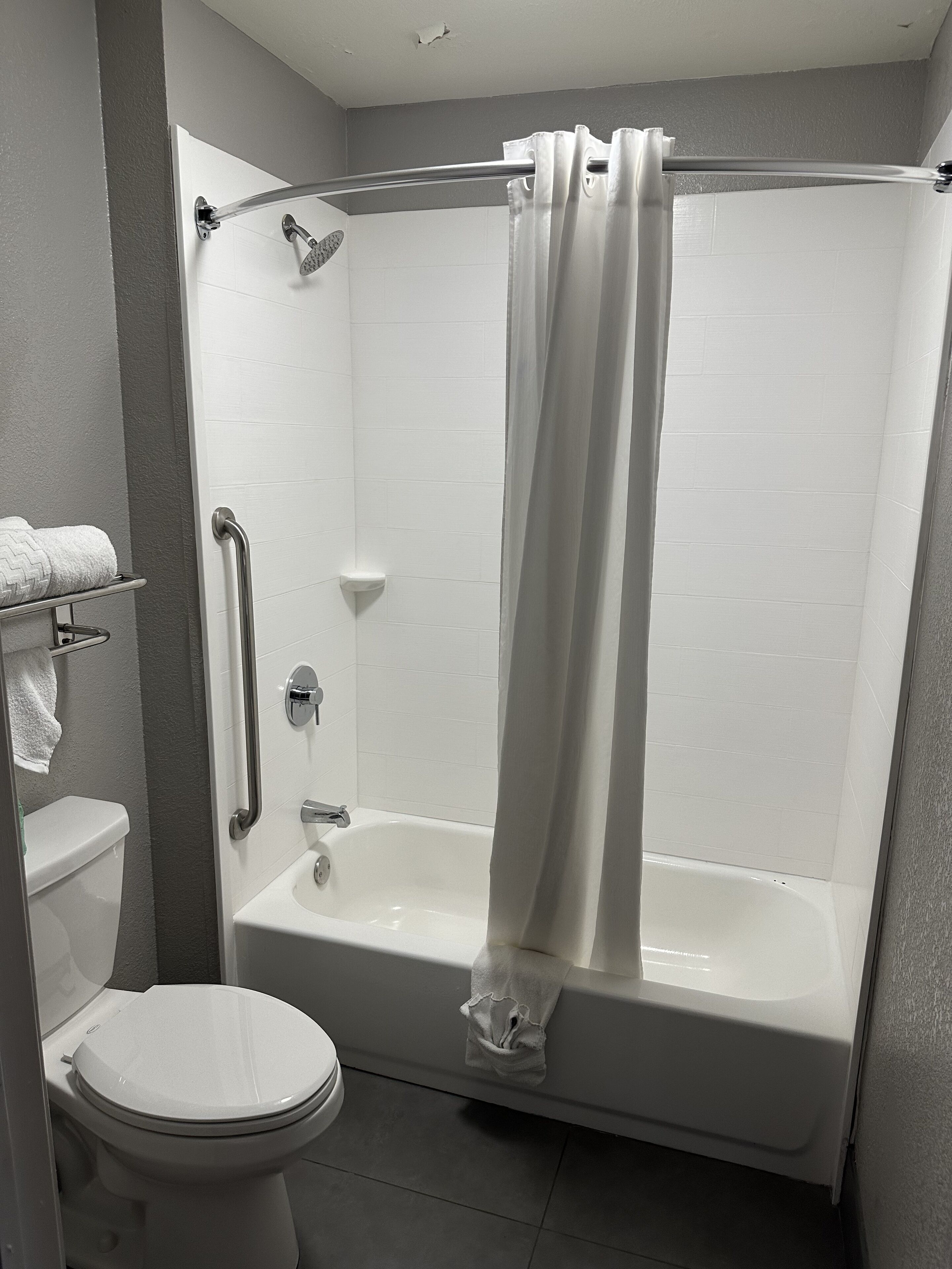 Bañera con ducha, bañera de hidromasaje, artículos de tocador gratuitos