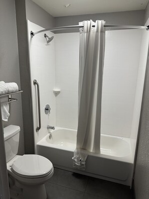 Combined shower/bathtub, jetted bath, free toiletries, hair dryer - Bestway Inn (Kaufman)