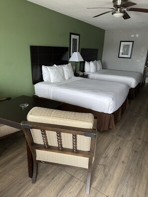 Habitación doble estándar | Ropa de cama de alta calidad y caja de seguridad en la habitación 