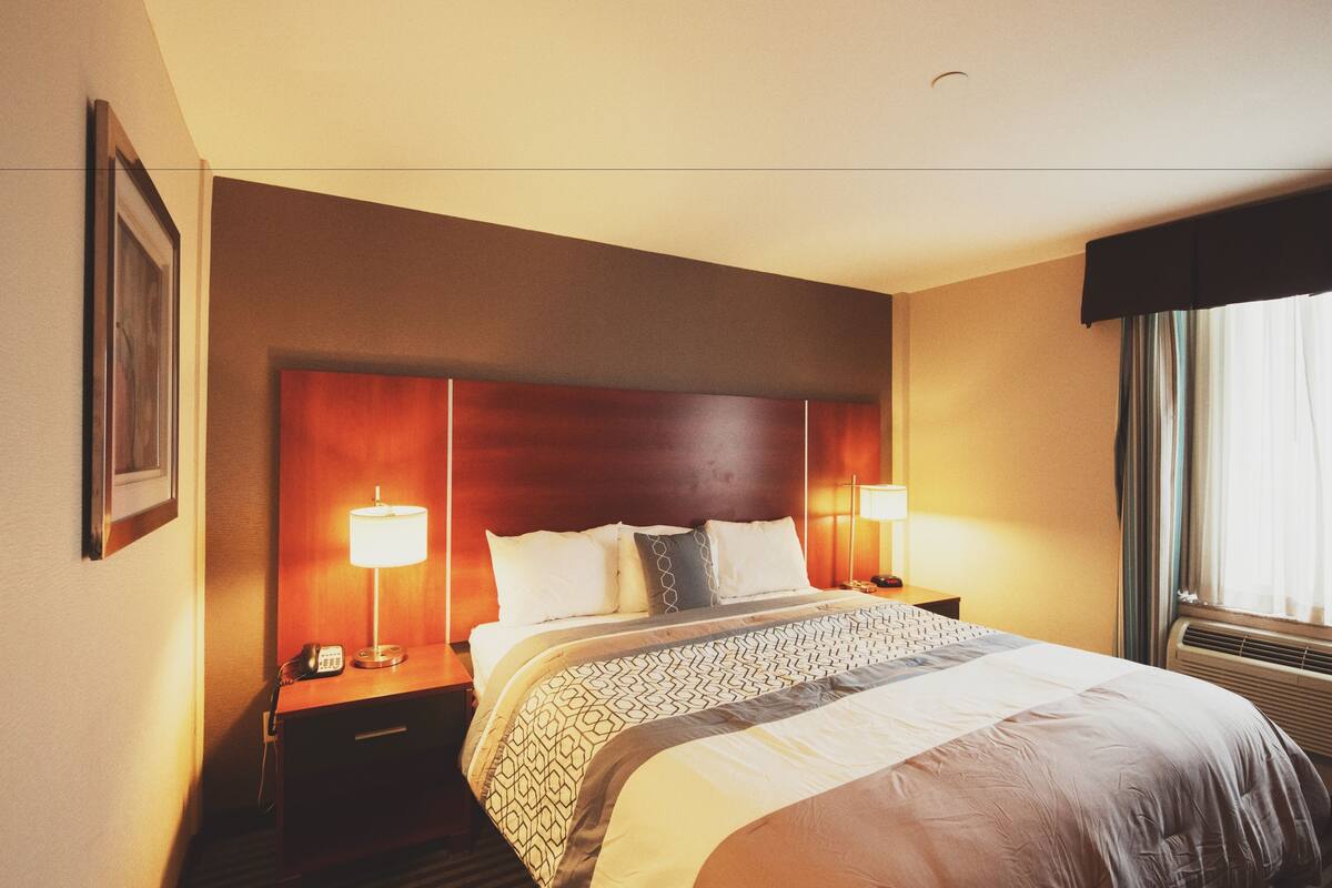 Habitación, 1 cama King size, para no fumadores | Caja de seguridad en la habitación y escritorio