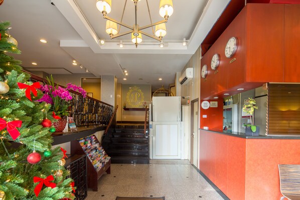 Interior entrance - Prince Flushing Hotel (Flushing)