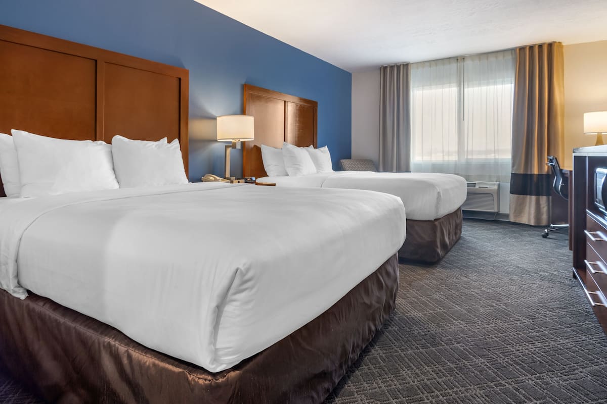 suite, multiple beds, non smoking | desk, blackout curtains, soundproofing, iron/ironing board