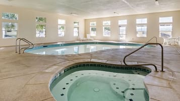 Hồ bơi trong nhà, mở cửa từ 6:00 đến 23:00, ghế dài tắm nắng